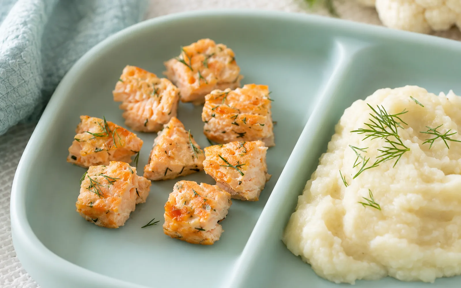 Miękkie kotleciki z łososia z purée kalafiorowo-ziemniaczanym