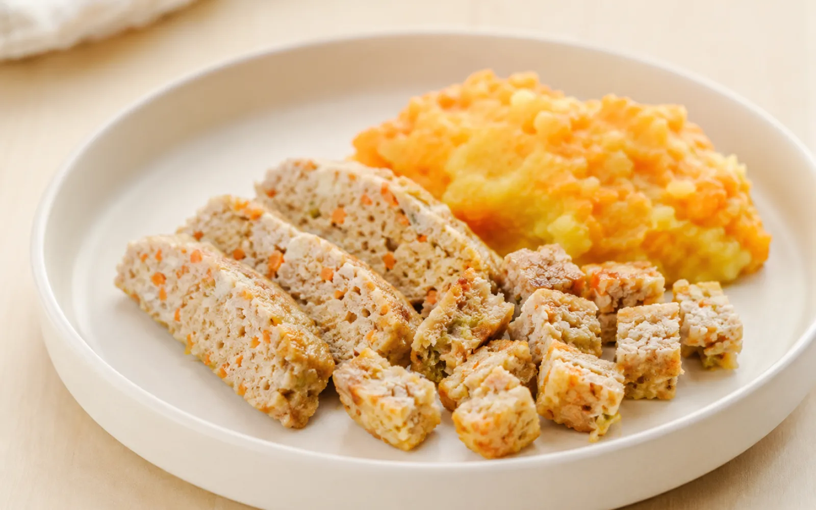 Soczysta mini pieczeń z indyka i drobno startych warzyw