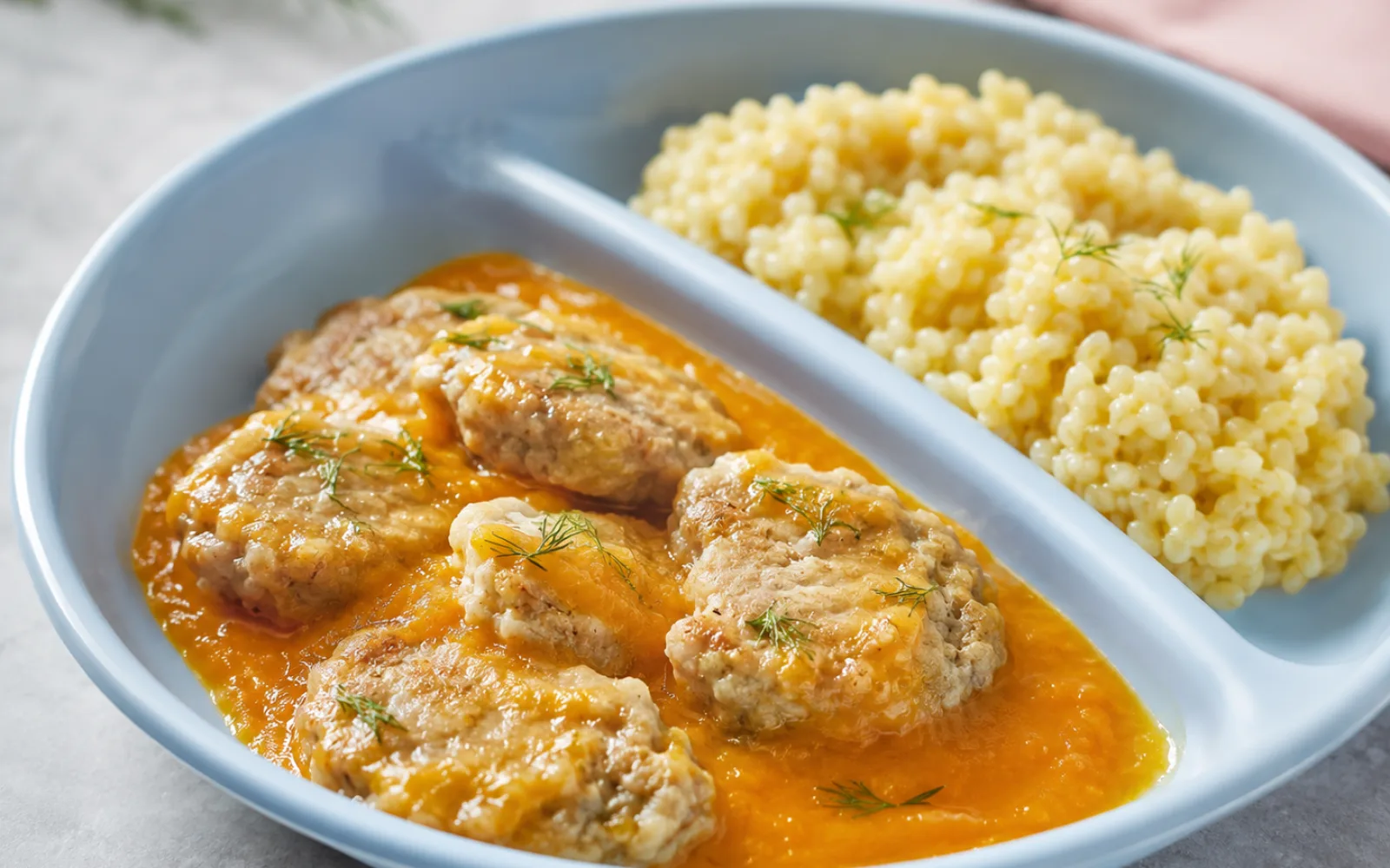 Miękkie pulpeciki z indyka w sosie marchewkowym z kaszą bulgur
